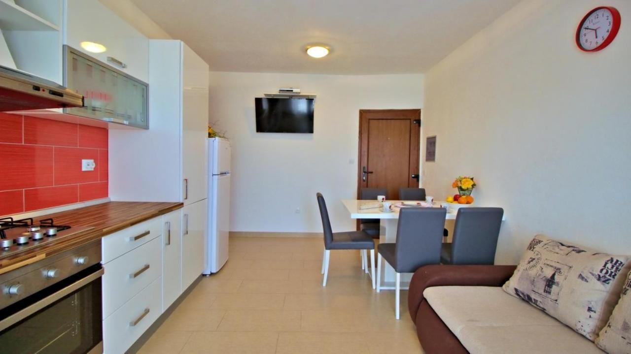 Apartments Iko Omis Exterior photo