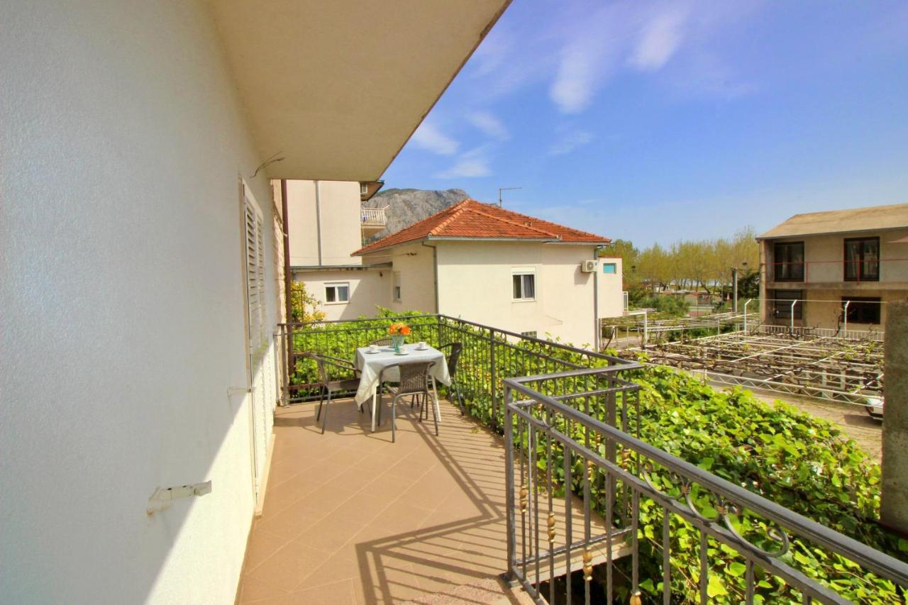 Apartments Iko Omis Exterior photo