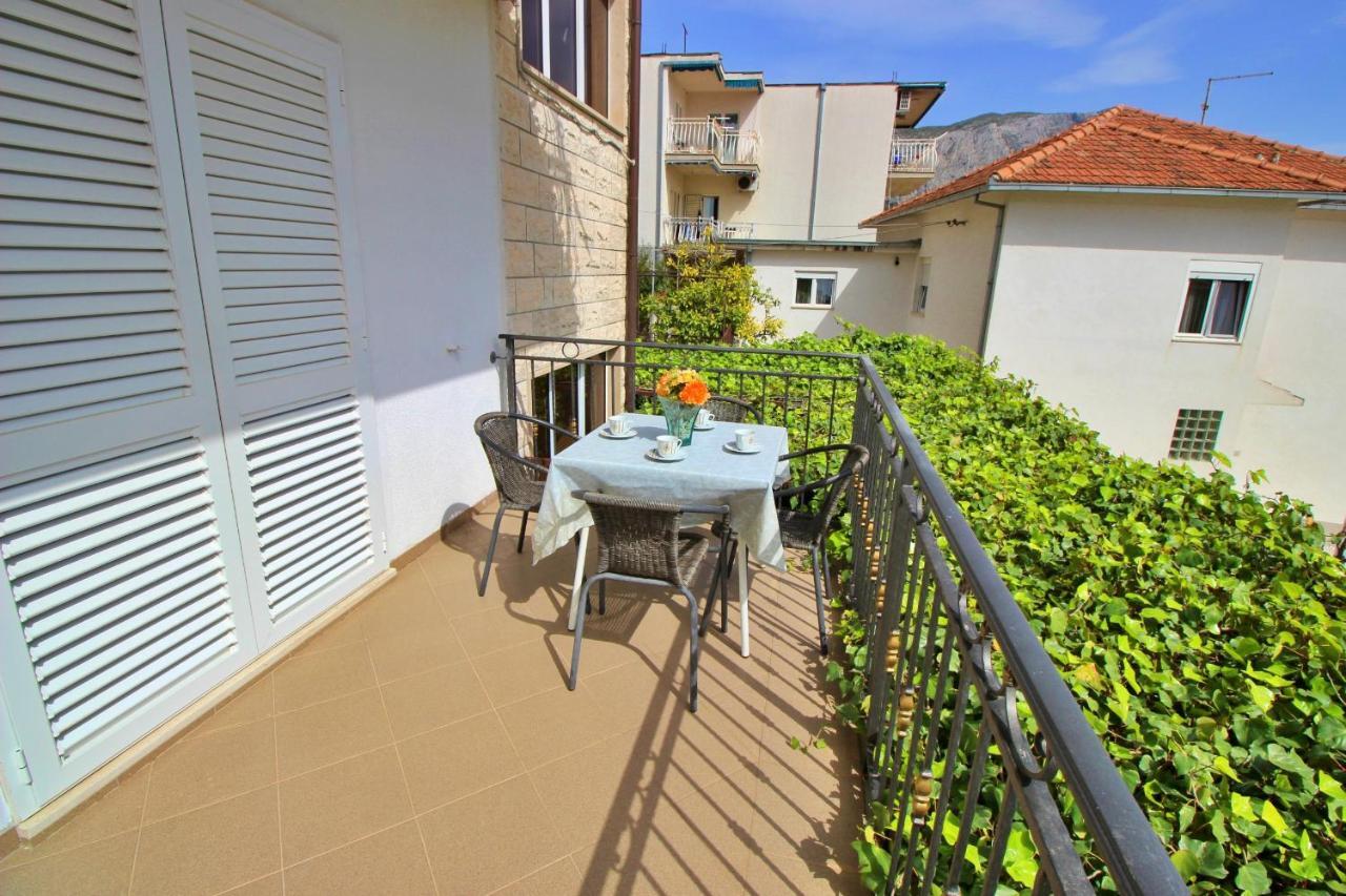 Apartments Iko Omis Exterior photo