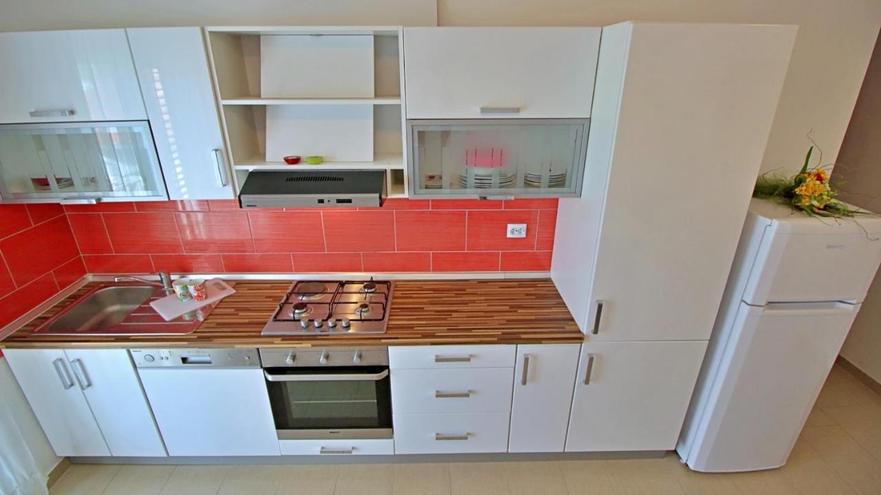 Apartments Iko Omis Exterior photo