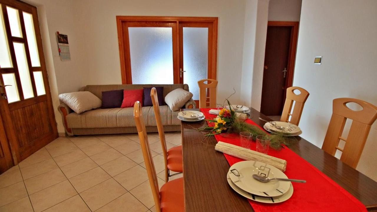 Apartments Iko Omis Exterior photo