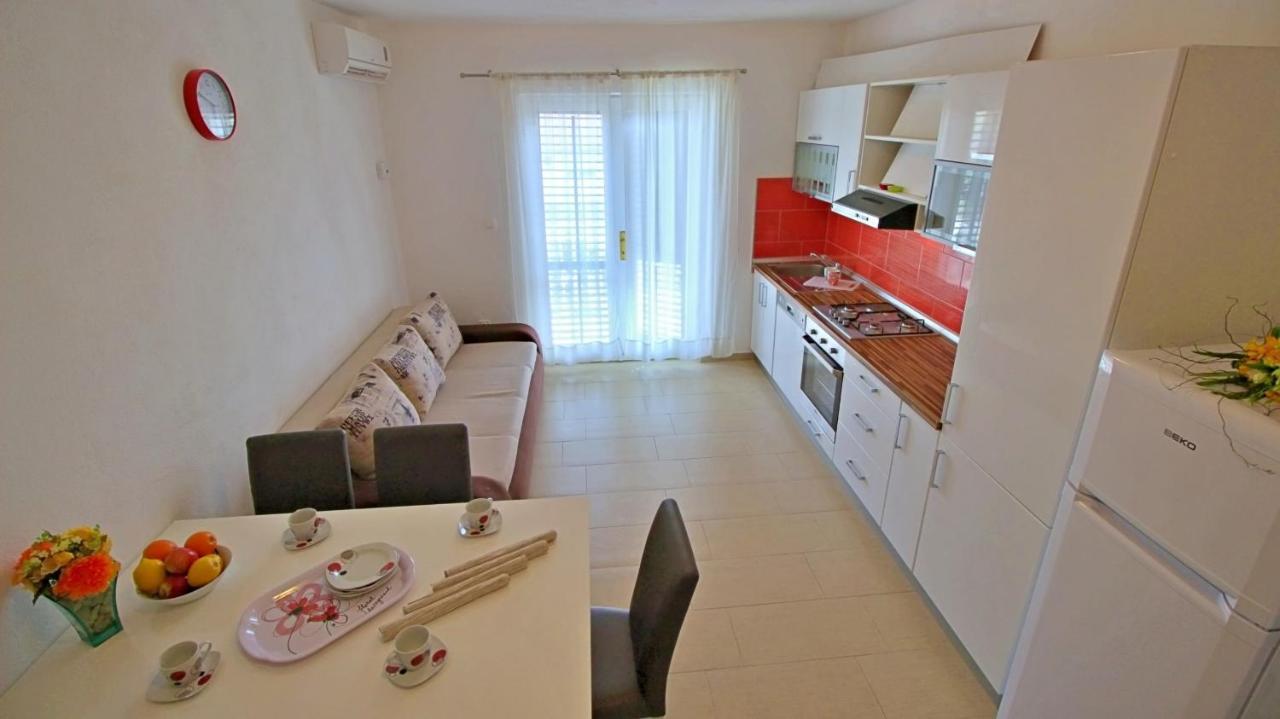 Apartments Iko Omis Exterior photo