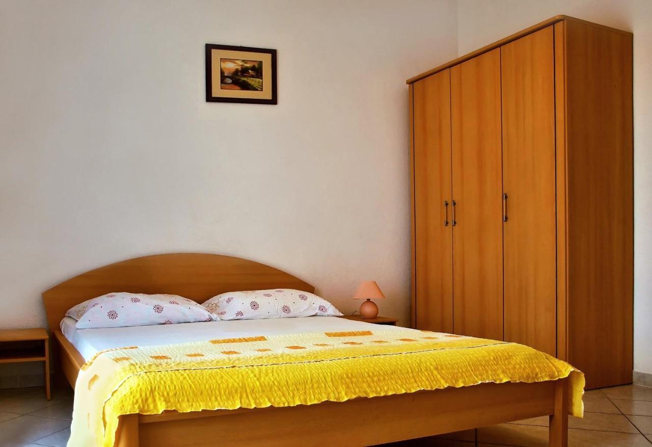 Apartments Iko Omis Exterior photo